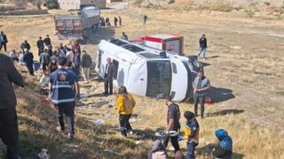 TIR’la yolcu minibüsü çarpıştı; 1’i ağır, 11 yaralı